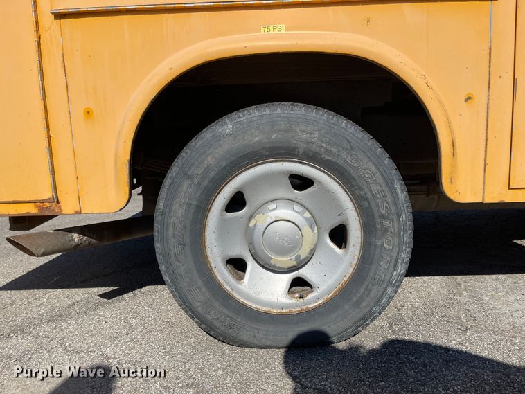 image for item DN7437 2008 Ford F250 Super Duty XL  utility bed pickup truck