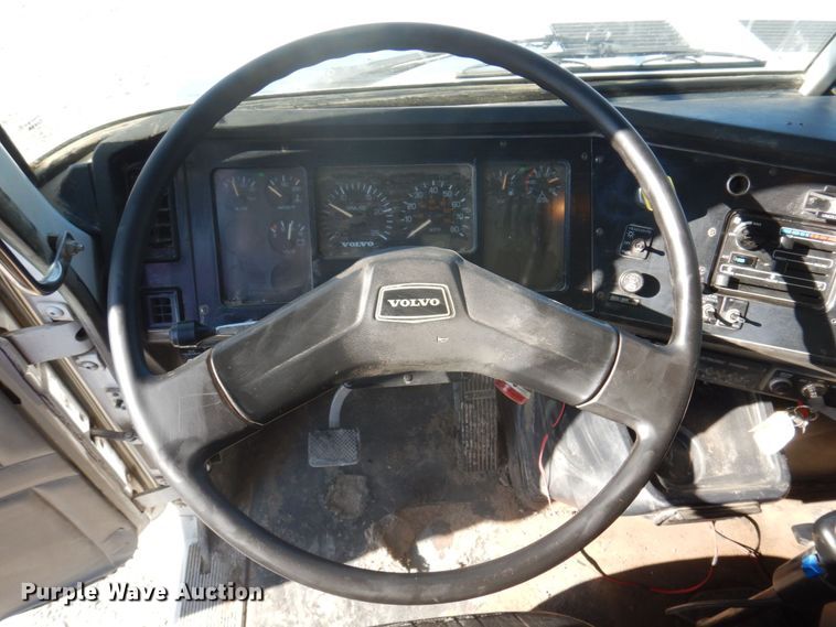 image for item DP0367 2000 Volvo WG  dump truck