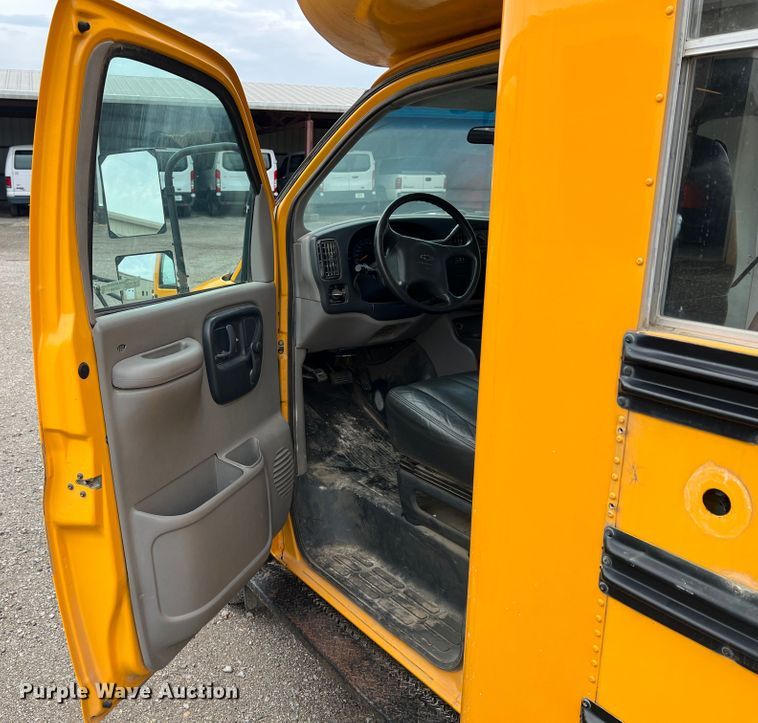 image for item HX9981 1998 Chevrolet Express G3500  school bus