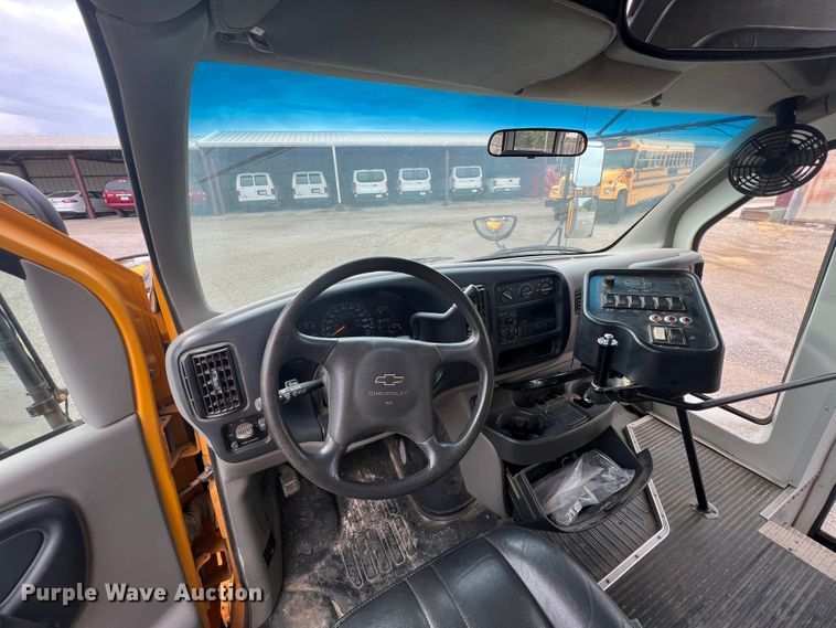 image for item HX9981 1998 Chevrolet Express G3500  school bus