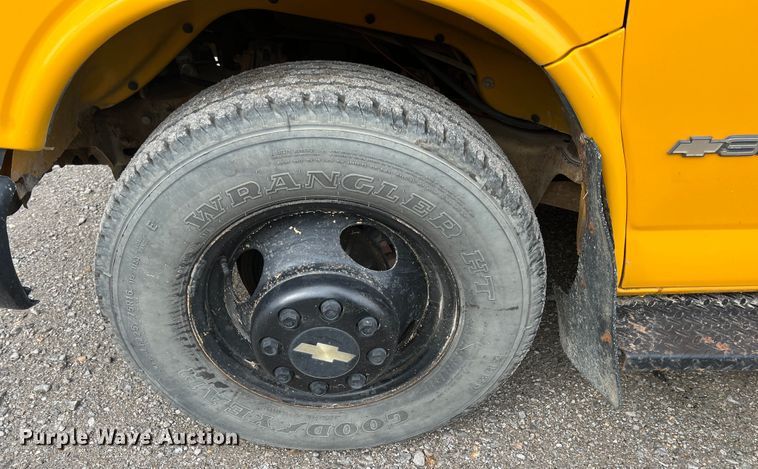 image for item HX9981 1998 Chevrolet Express G3500  school bus