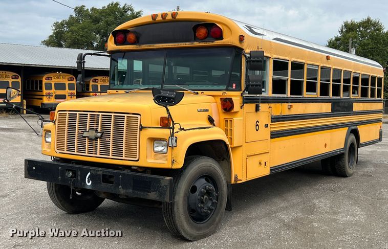 image for item HX9983 2002 Chevrolet B7000 Bluebird  school bus