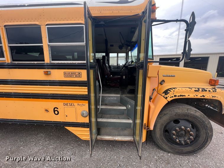 image for item HX9983 2002 Chevrolet B7000 Bluebird  school bus