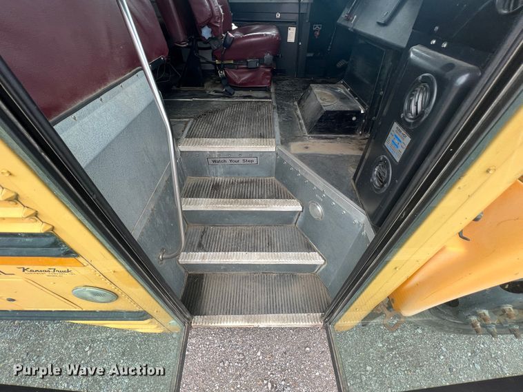 image for item HX9983 2002 Chevrolet B7000 Bluebird  school bus