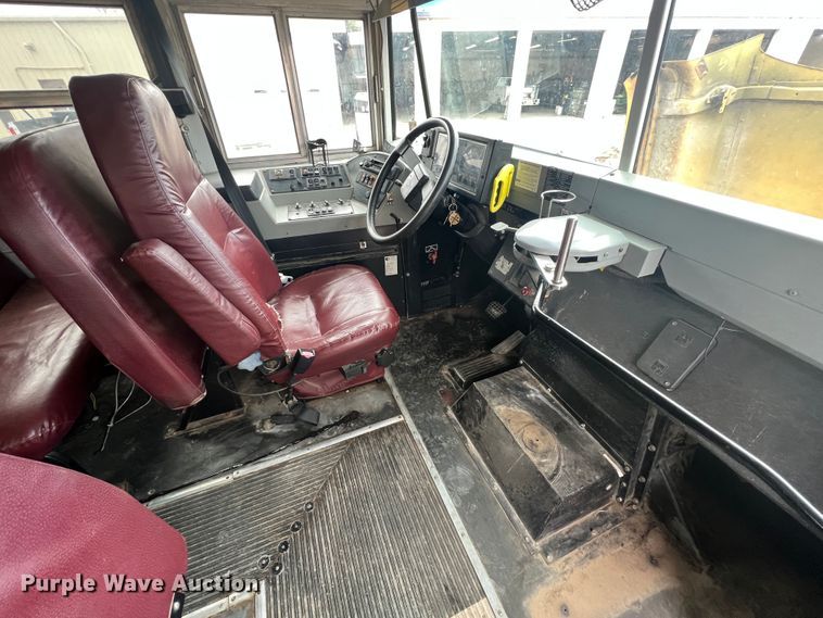 image for item HX9983 2002 Chevrolet B7000 Bluebird  school bus