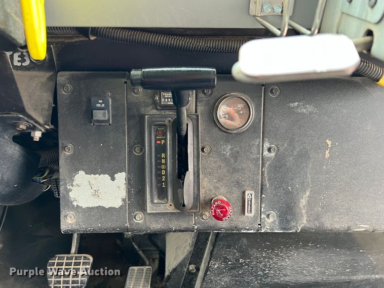 image for item HX9983 2002 Chevrolet B7000 Bluebird  school bus