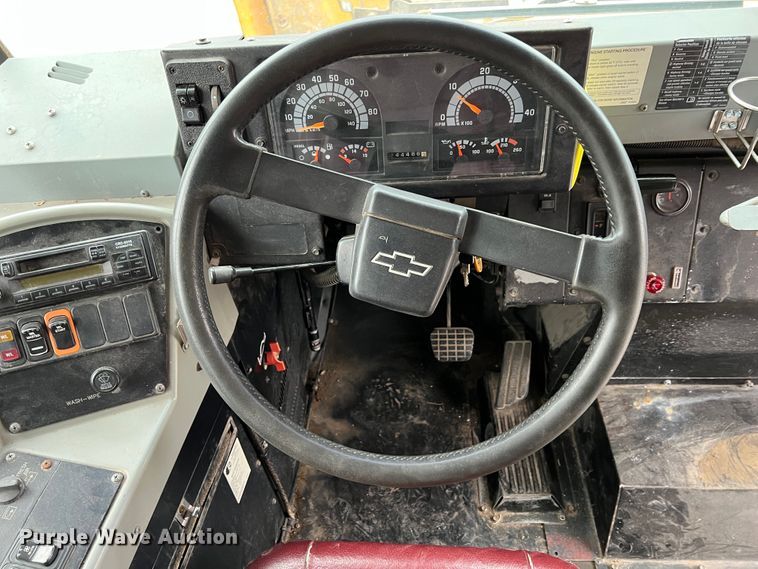 image for item HX9983 2002 Chevrolet B7000 Bluebird  school bus