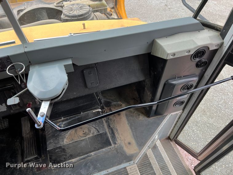 image for item HX9983 2002 Chevrolet B7000 Bluebird  school bus