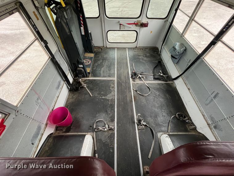 image for item HX9983 2002 Chevrolet B7000 Bluebird  school bus