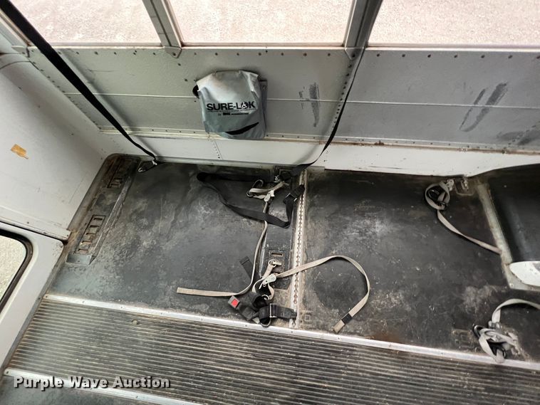 image for item HX9983 2002 Chevrolet B7000 Bluebird  school bus