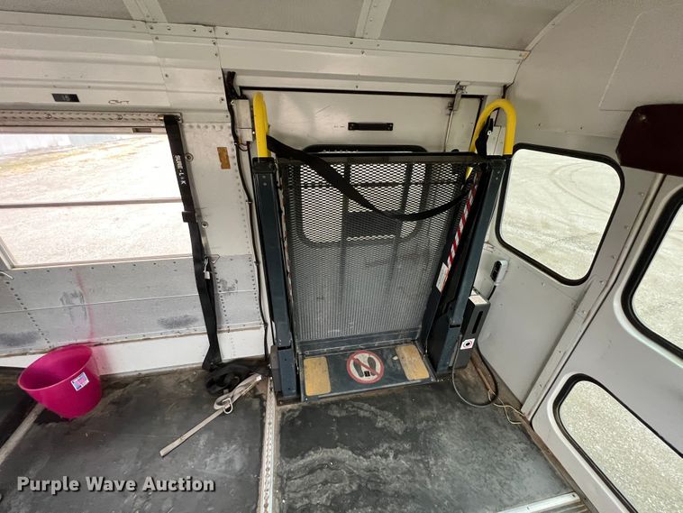 image for item HX9983 2002 Chevrolet B7000 Bluebird  school bus