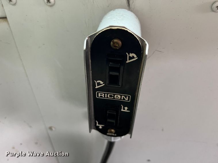 image for item HX9983 2002 Chevrolet B7000 Bluebird  school bus