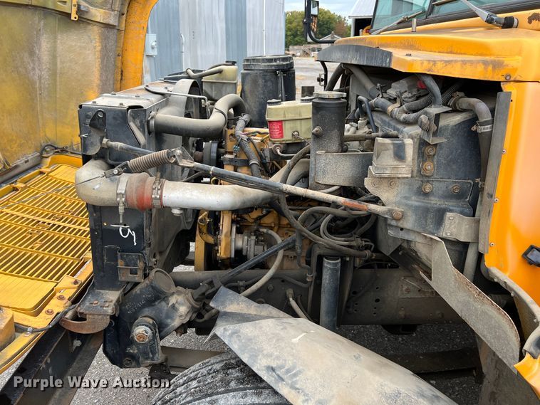 image for item HX9983 2002 Chevrolet B7000 Bluebird  school bus