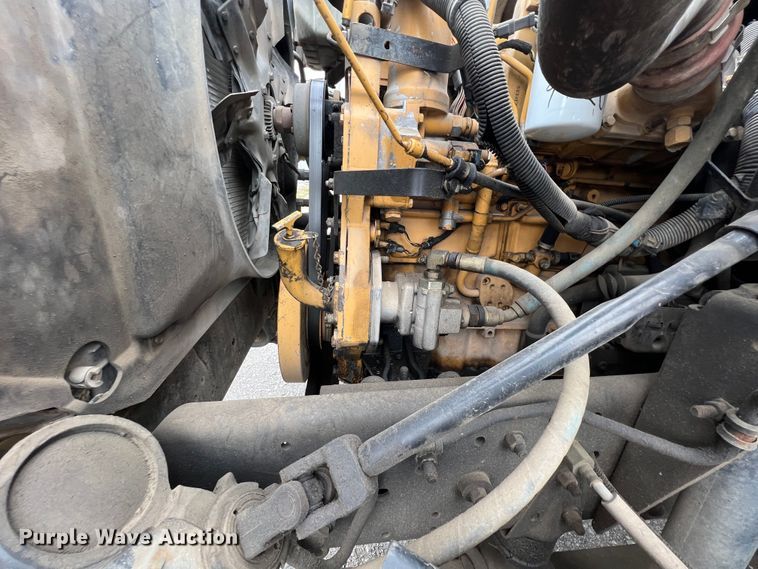 image for item HX9983 2002 Chevrolet B7000 Bluebird  school bus