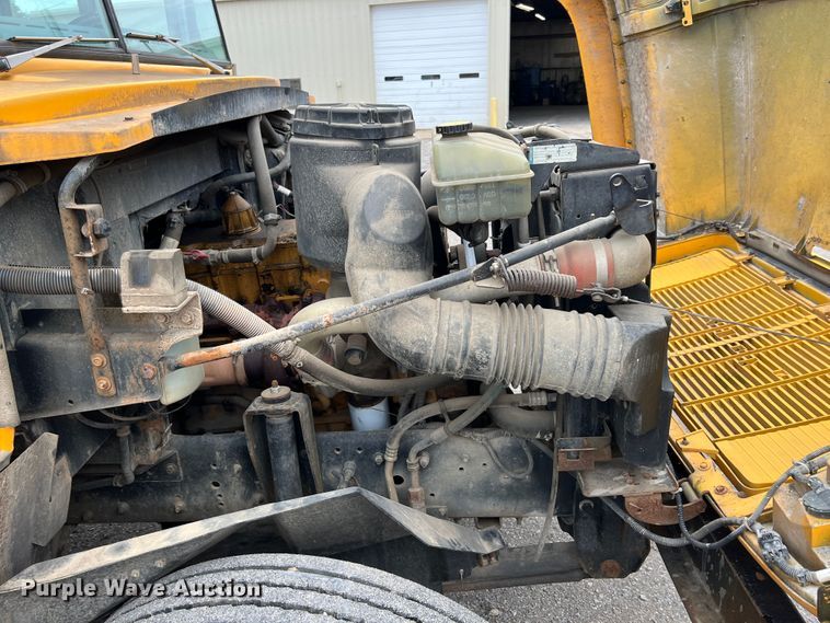 image for item HX9983 2002 Chevrolet B7000 Bluebird  school bus