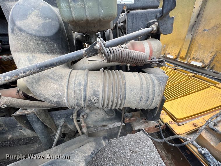 image for item HX9983 2002 Chevrolet B7000 Bluebird  school bus