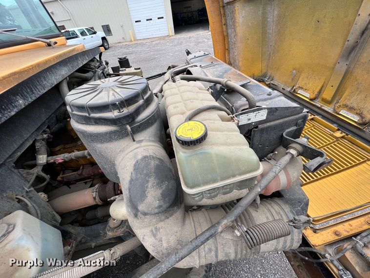 image for item HX9983 2002 Chevrolet B7000 Bluebird  school bus