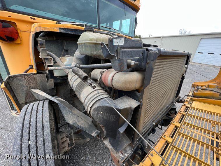 image for item HX9983 2002 Chevrolet B7000 Bluebird  school bus
