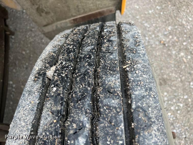 image for item HX9983 2002 Chevrolet B7000 Bluebird  school bus