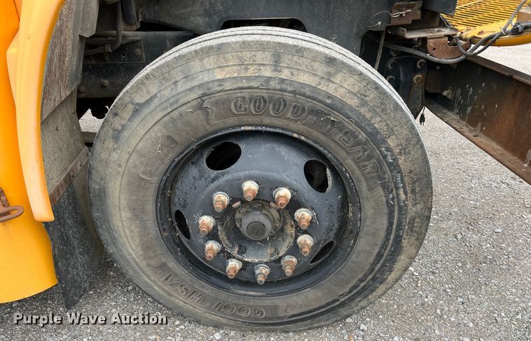 image for item HX9983 2002 Chevrolet B7000 Bluebird  school bus