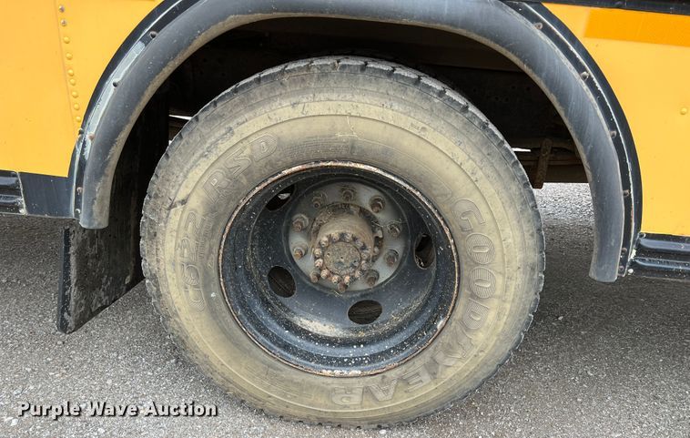 image for item HX9983 2002 Chevrolet B7000 Bluebird  school bus