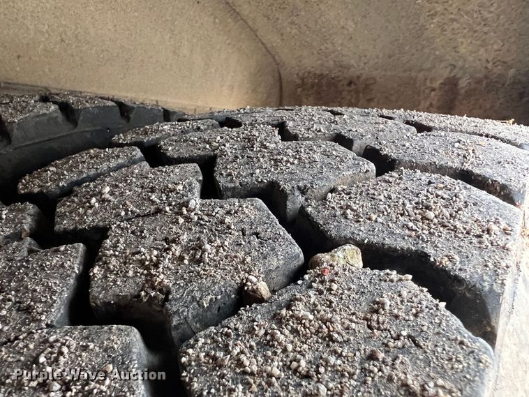 image for item HX9983 2002 Chevrolet B7000 Bluebird  school bus