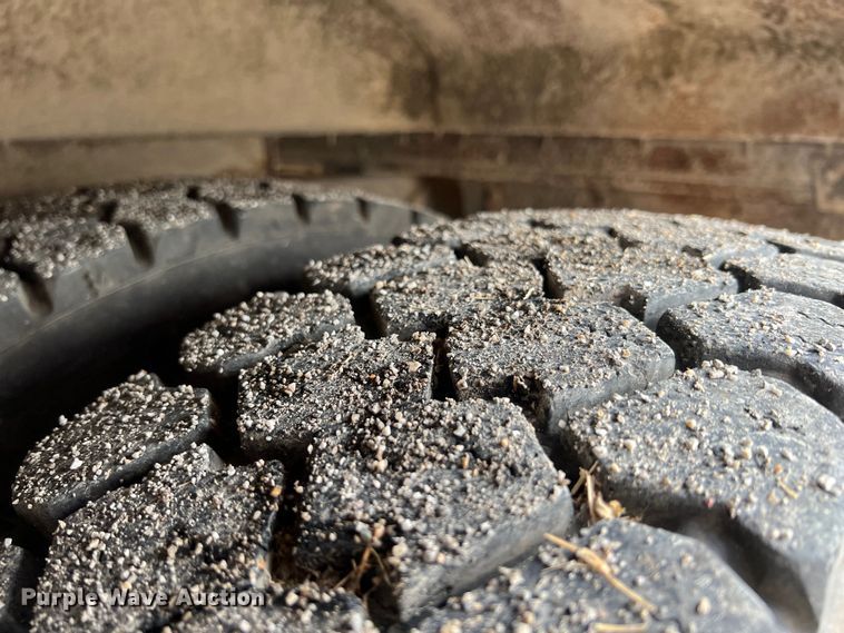 image for item HX9983 2002 Chevrolet B7000 Bluebird  school bus