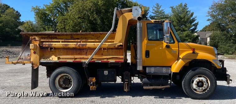 image for item JD9312 2006 International 7400  dump truck