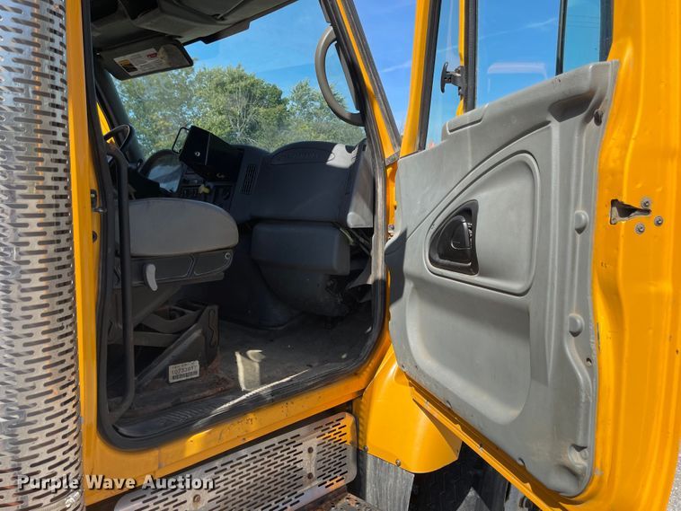 image for item JD9312 2006 International 7400  dump truck