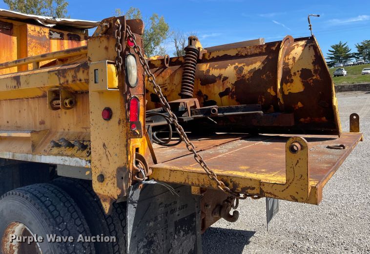 image for item JD9312 2006 International 7400  dump truck