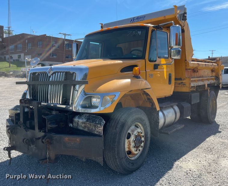 image for item JD9313 2005 International 7400  dump truck