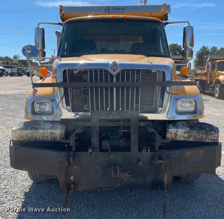 image for item JD9313 2005 International 7400  dump truck