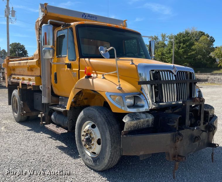 image for item JD9313 2005 International 7400  dump truck