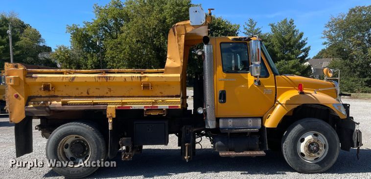 image for item JD9313 2005 International 7400  dump truck