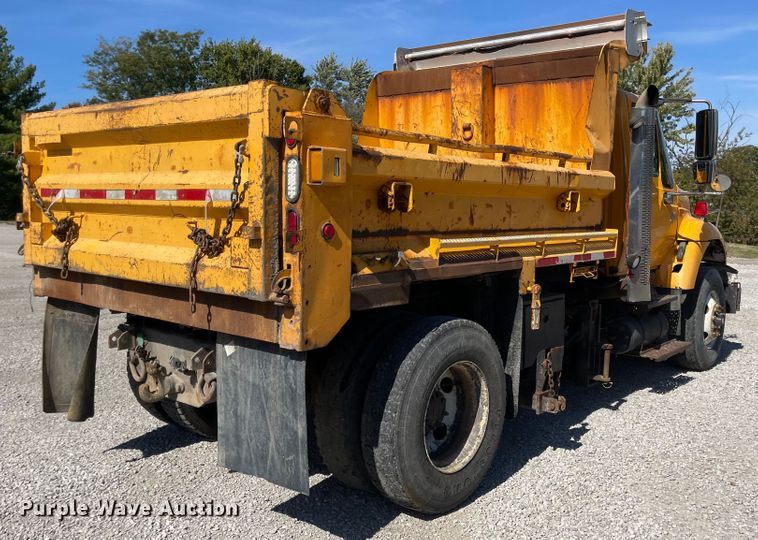 image for item JD9313 2005 International 7400  dump truck