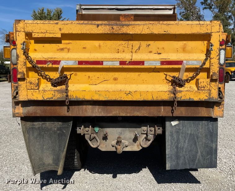 image for item JD9313 2005 International 7400  dump truck