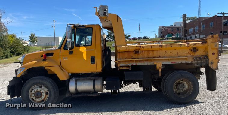 image for item JD9313 2005 International 7400  dump truck