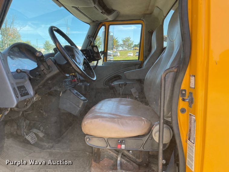 image for item JD9313 2005 International 7400  dump truck