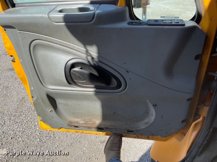 image for item JD9313 2005 International 7400  dump truck