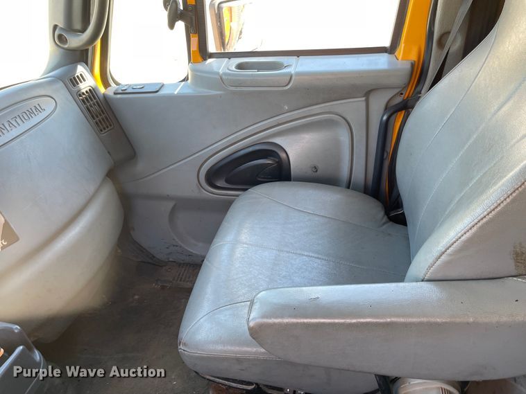 image for item JD9313 2005 International 7400  dump truck