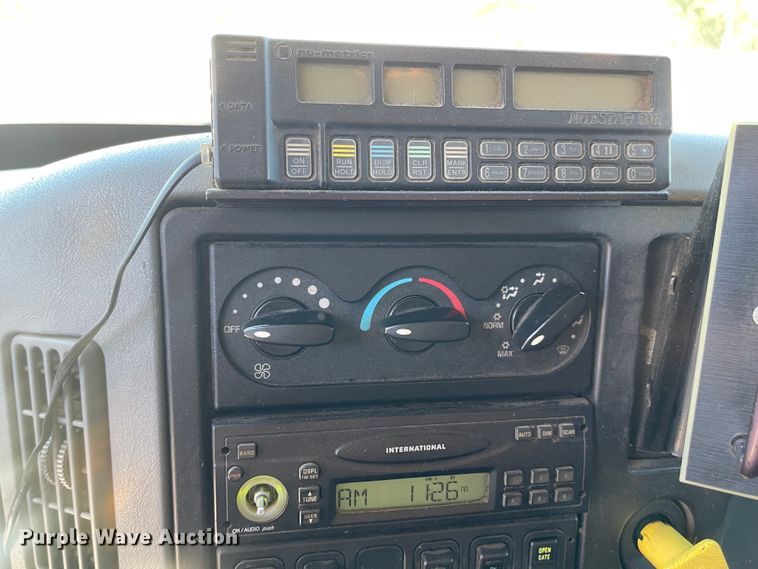 image for item JD9313 2005 International 7400  dump truck