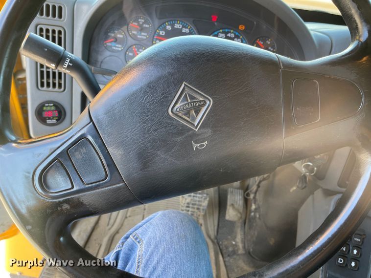 image for item JD9313 2005 International 7400  dump truck