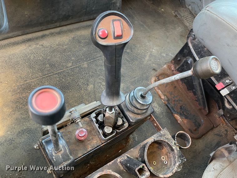 image for item JD9313 2005 International 7400  dump truck