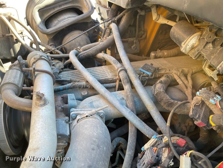 image for item JD9313 2005 International 7400  dump truck