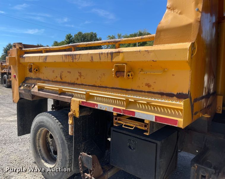 image for item JD9313 2005 International 7400  dump truck