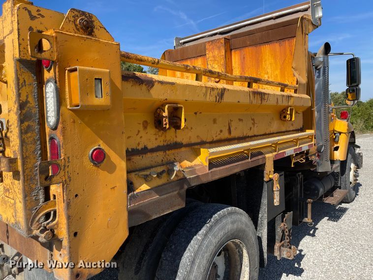 image for item JD9313 2005 International 7400  dump truck