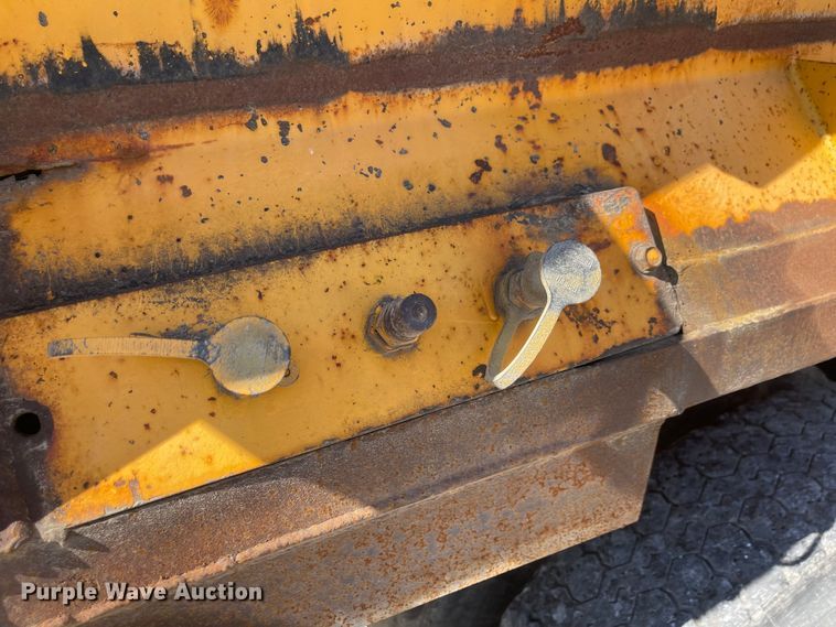 image for item JD9313 2005 International 7400  dump truck