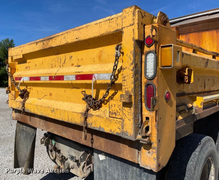 image for item JD9313 2005 International 7400  dump truck
