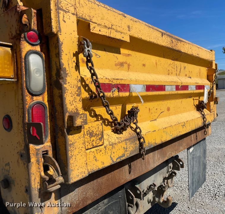 image for item JD9313 2005 International 7400  dump truck
