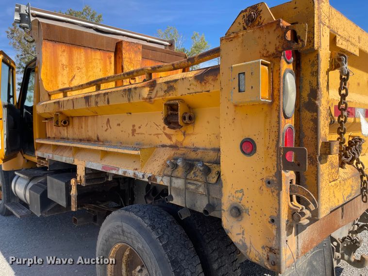 image for item JD9313 2005 International 7400  dump truck